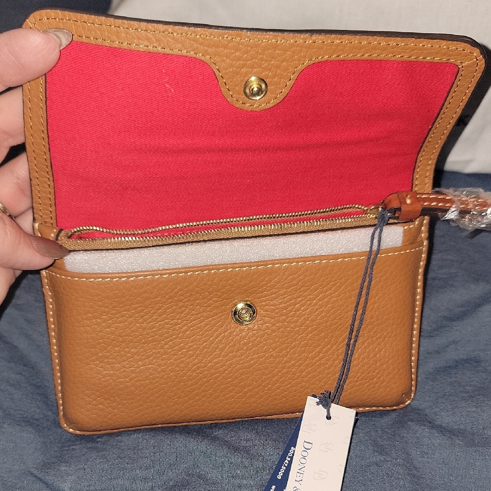 Dooney & Bourke Tan Wristlet. - Picture 4 of 8